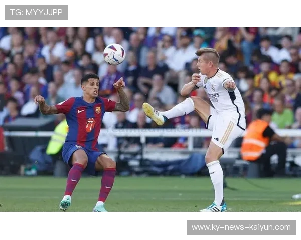 皇马右路传中引发混战并进球——赛场激情的完美呈现